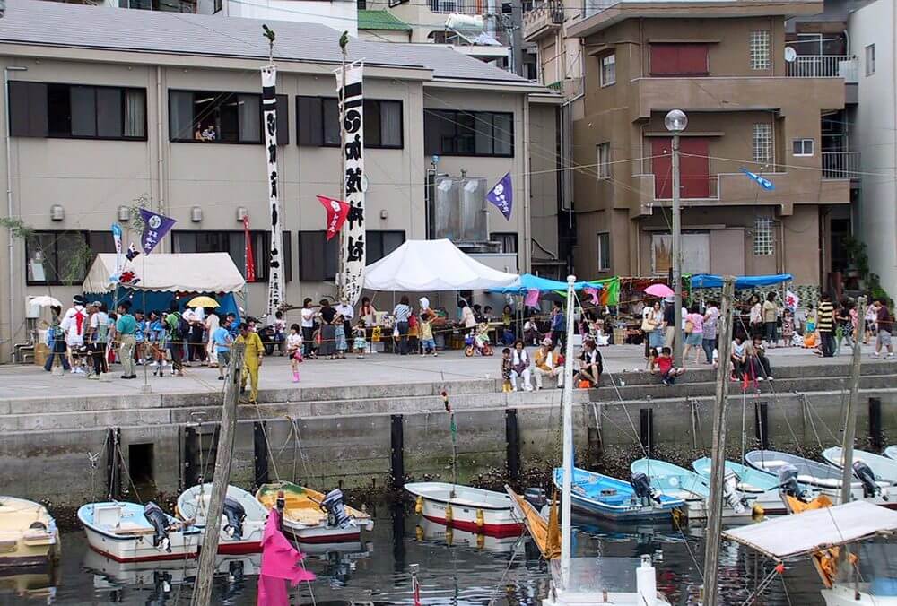 保戸島夏祭りに集まる人たち
