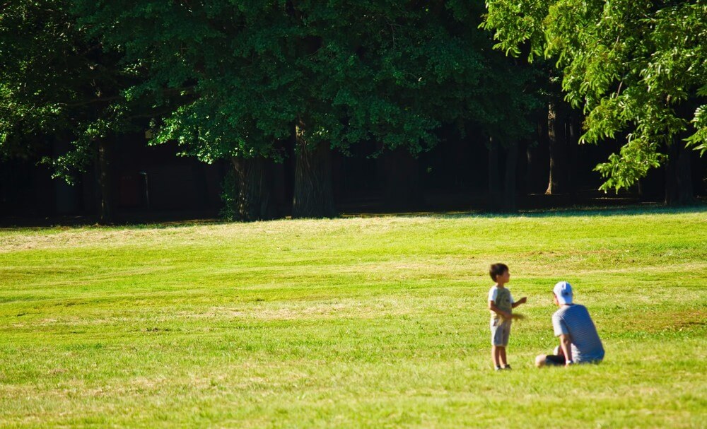 公園で遊ぶお父さんと子供